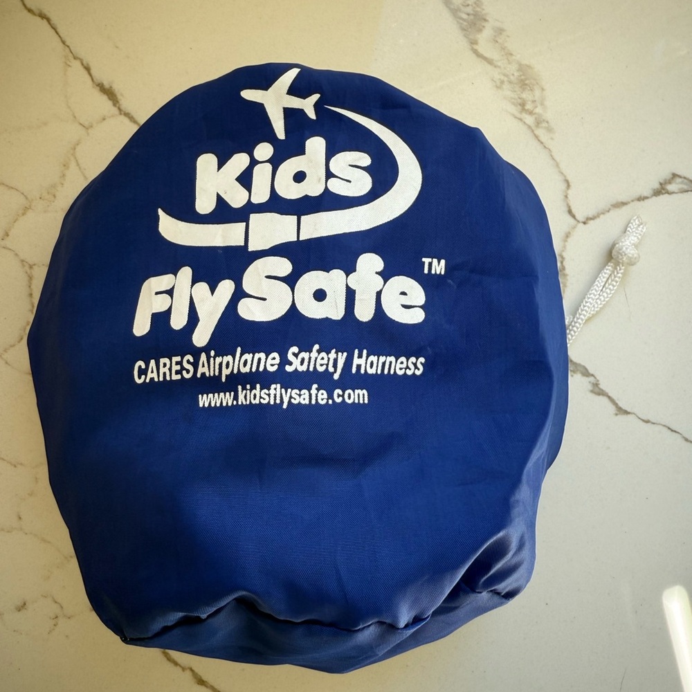 Kids fly safe airplane harness